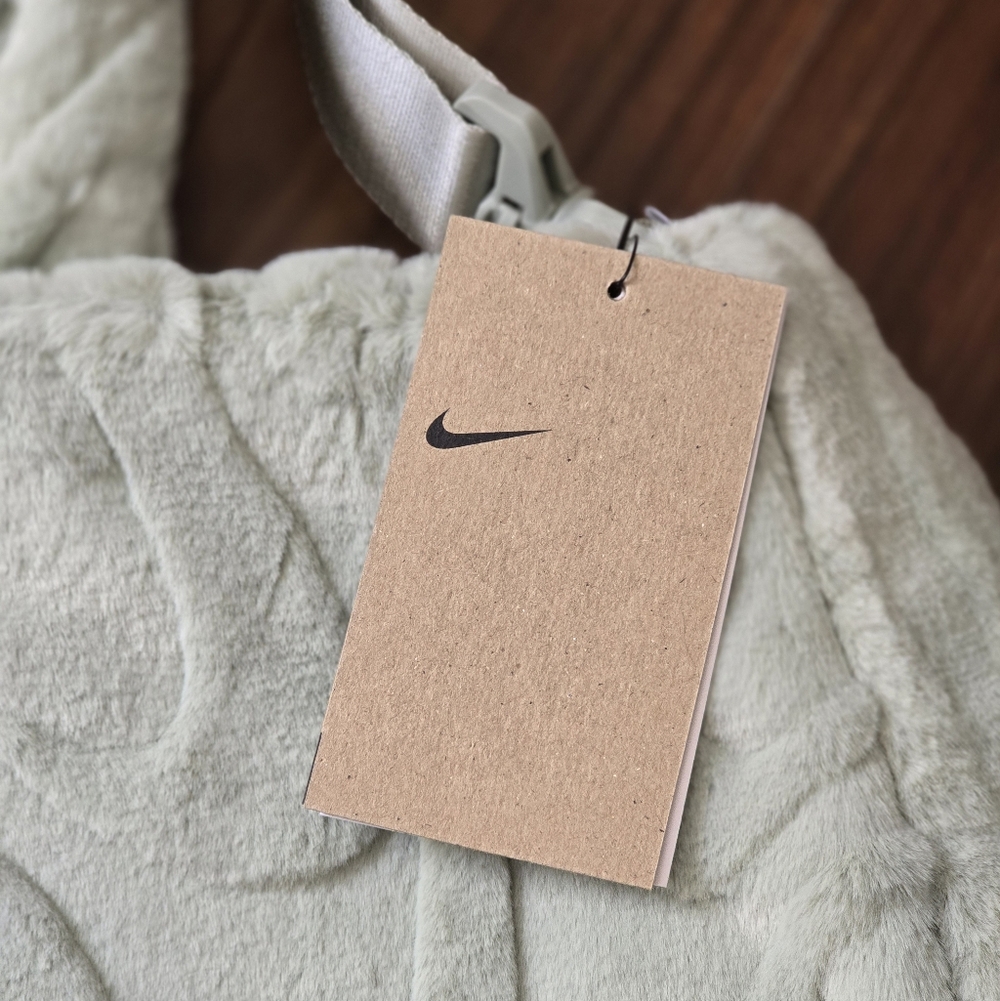*NWT* NIKE Sportswear Plush Tote Bag - Picture 5 of 13